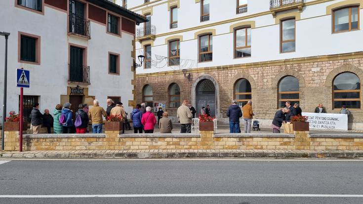 Pentsio publikoak eta osasungintza nahiz zaintza duinak exijitu dituzte beste astelehen batez