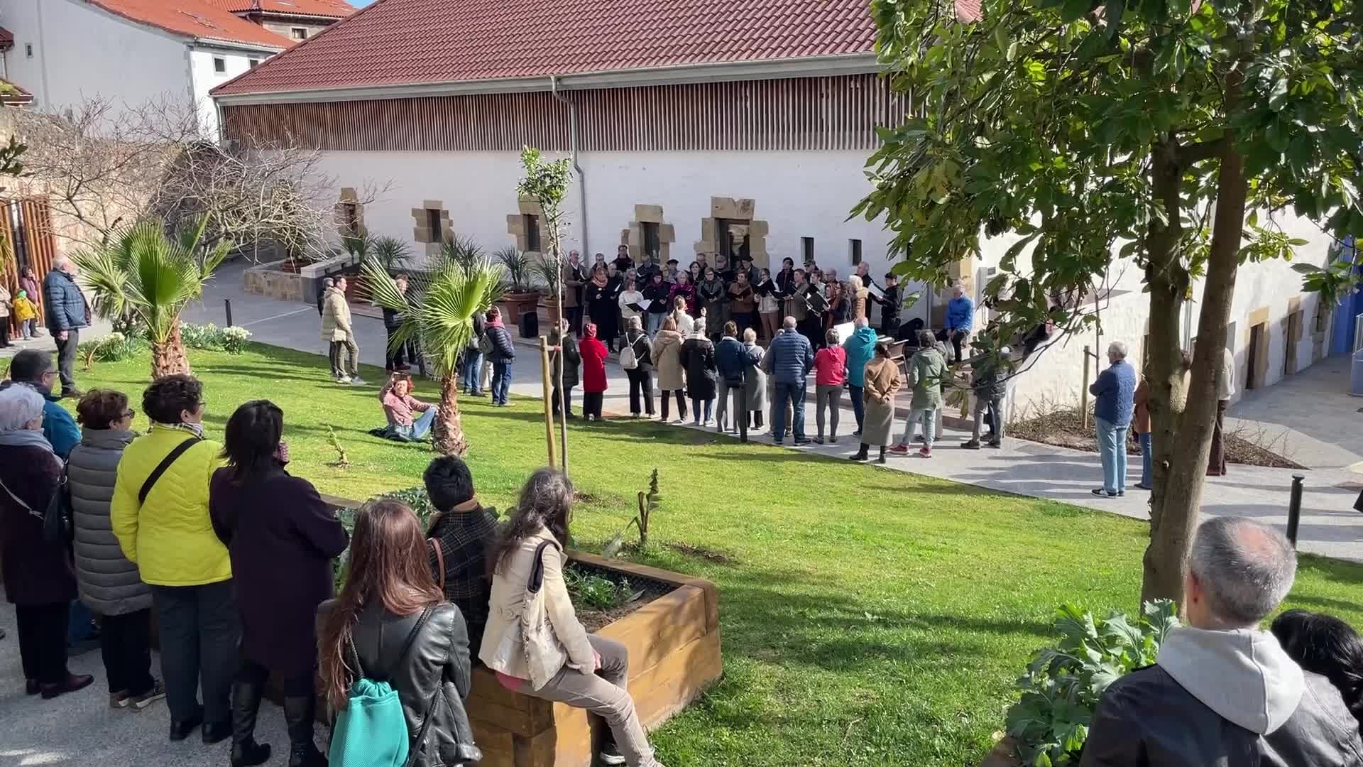 Musika eta Dantza Eskolakoek ibilaldi musikatuak egingo dituzte Komentuko lorategian