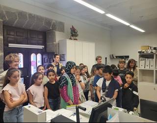 Floreagako eta Xabier Munibeko hainbat ikaslek udaletxearen nondik norakoak ezagutu dituzte