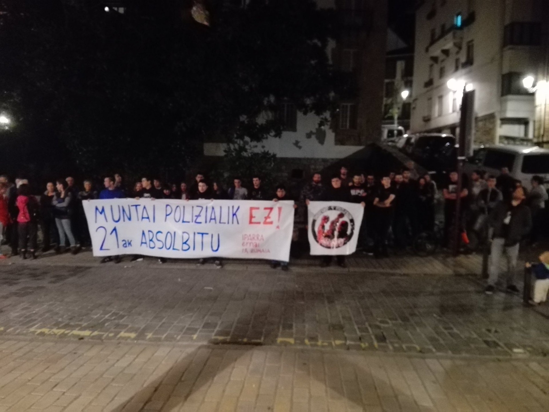 21 gazteren absoluzioa eskatzeko kontzentrazioa egin zen atzo