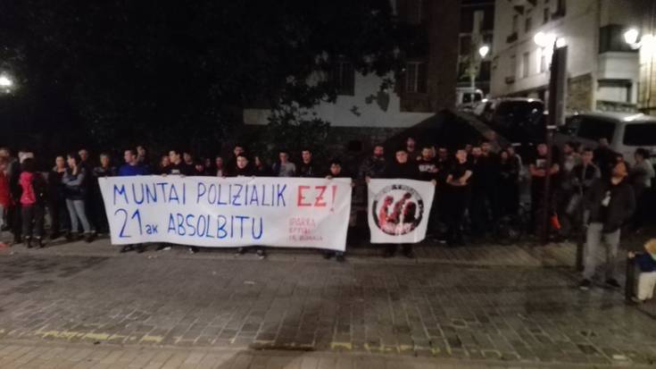 21 gazteren absoluzioa eskatzeko kontzentrazioa egin zen atzo