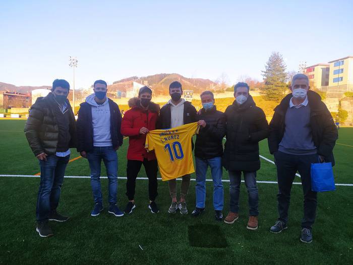 Juan Nuñez futbolari azpeitiarra omendu du Urolak, lehen taldearekin 300 partida jokatu dituela-eta