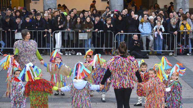 Euskal inauterien koloreek eta doinuek jantzi dute Azpeitia