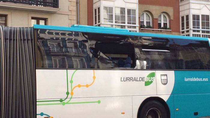 Lau lagun artatu dituzte olatu batek autobusa jo ondoren