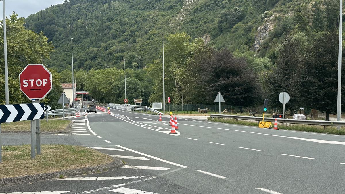 Ezkuztako zubiko lanak bukatzeko, semaforoa jarri dute berriro