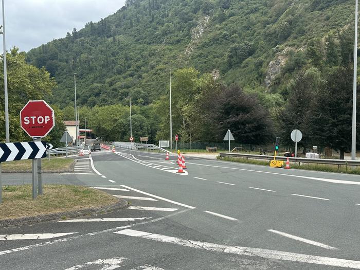 Ezkuztako zubiko lanak bukatzeko, semaforoa jarri dute berriro