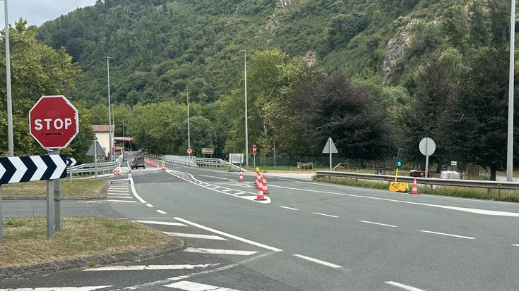 Ezkuztako zubiko lanak bukatzeko, semaforoa jarri dute berriro