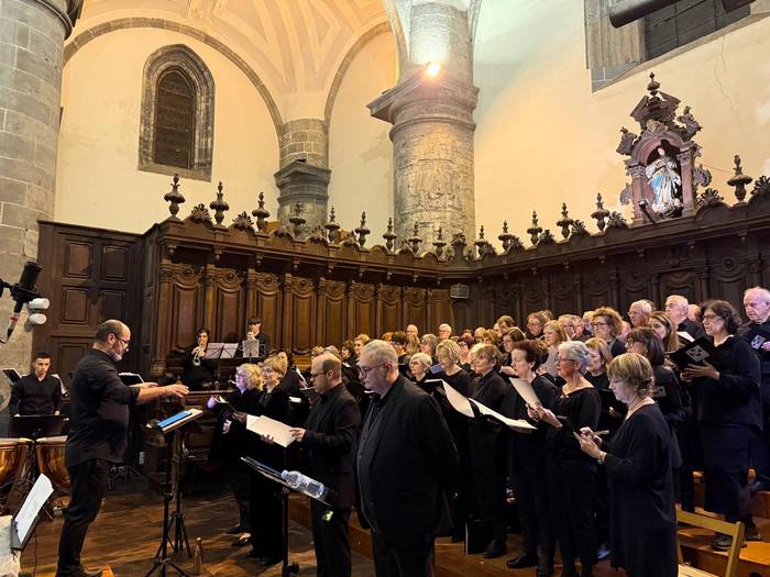 Kantakidetza abesbatzaren emanaldia izan da parrokian