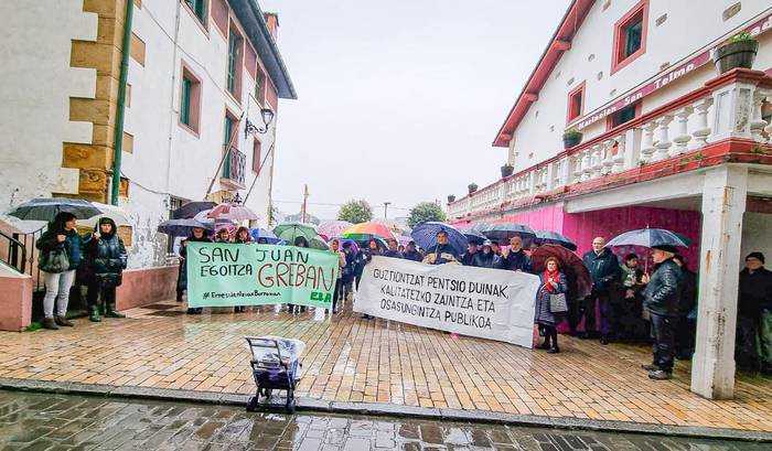 Elkartasuna adierazi diete pentsiodunek greba hasi duten San Juan Egoitzako langileei