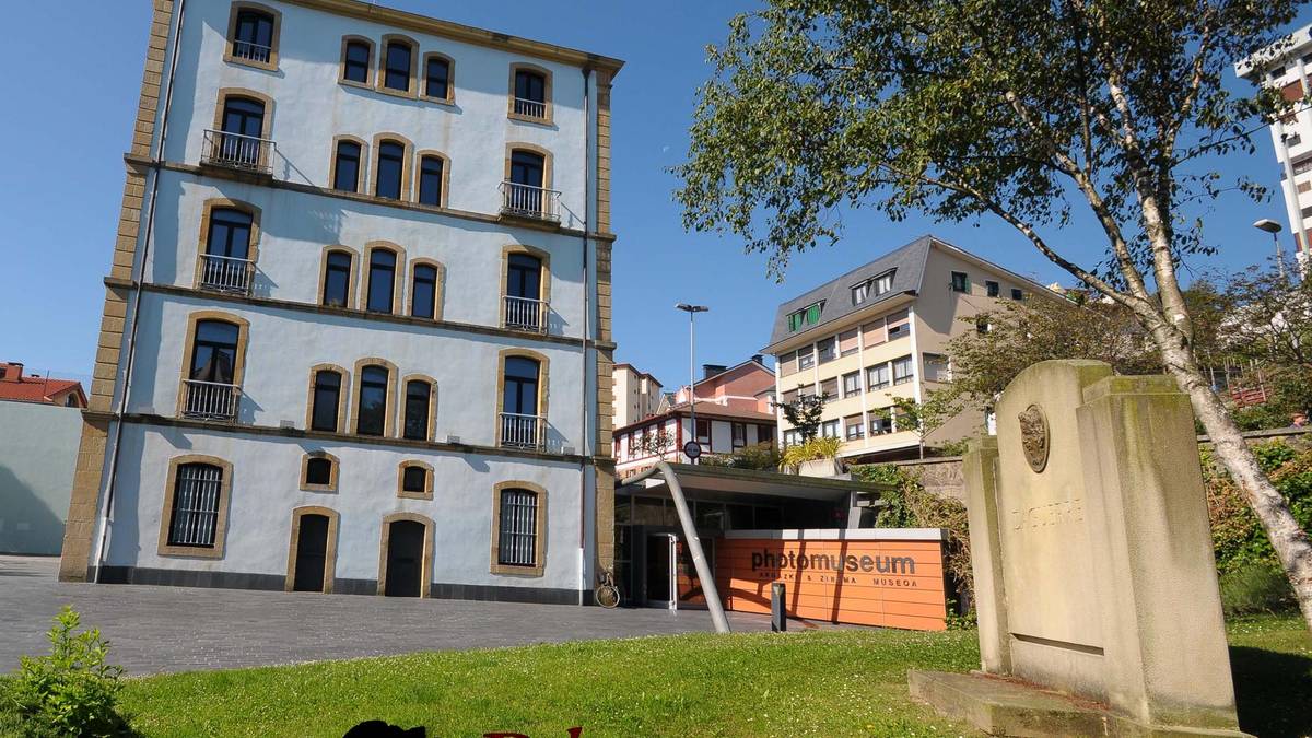 'Eraztun Berdea. Ikusmira ezberdinen elkargunea' erakusketari buruzko hitzaldia, bihar Photomuseumen