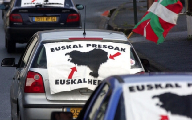 Preso eta iheslarien eskubideen aldeko kotxe karabana antolatu dute biharko Zarautzen