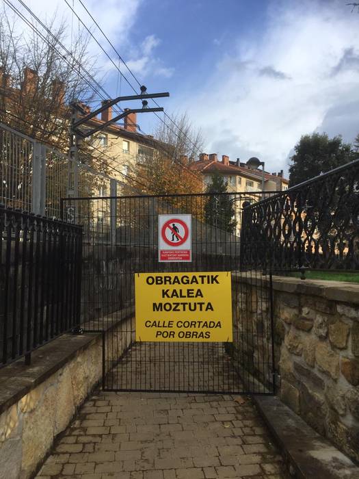 Santa Klara inguruko trenbide ondoko bi pasabideak itxi dituzte Zarautzen