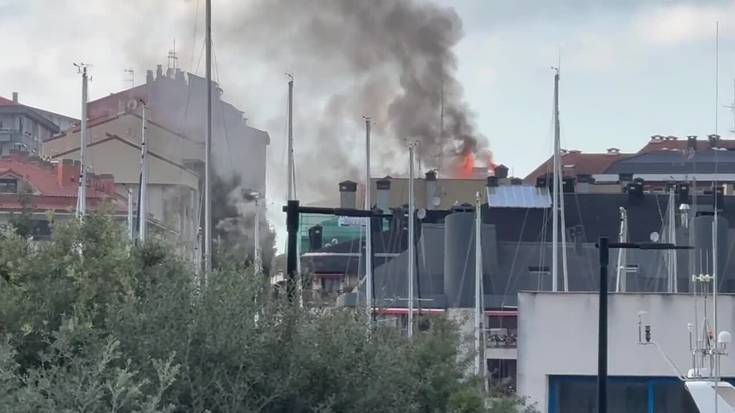 Amaia plazako etxebizitza bloke baten teilatuko sutea, irudietan