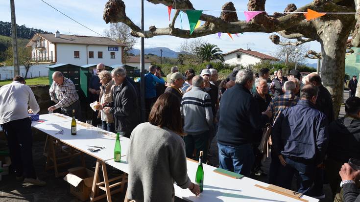 Txakolin dastaketarekin agurtu dituzte sanmartinak Askizun