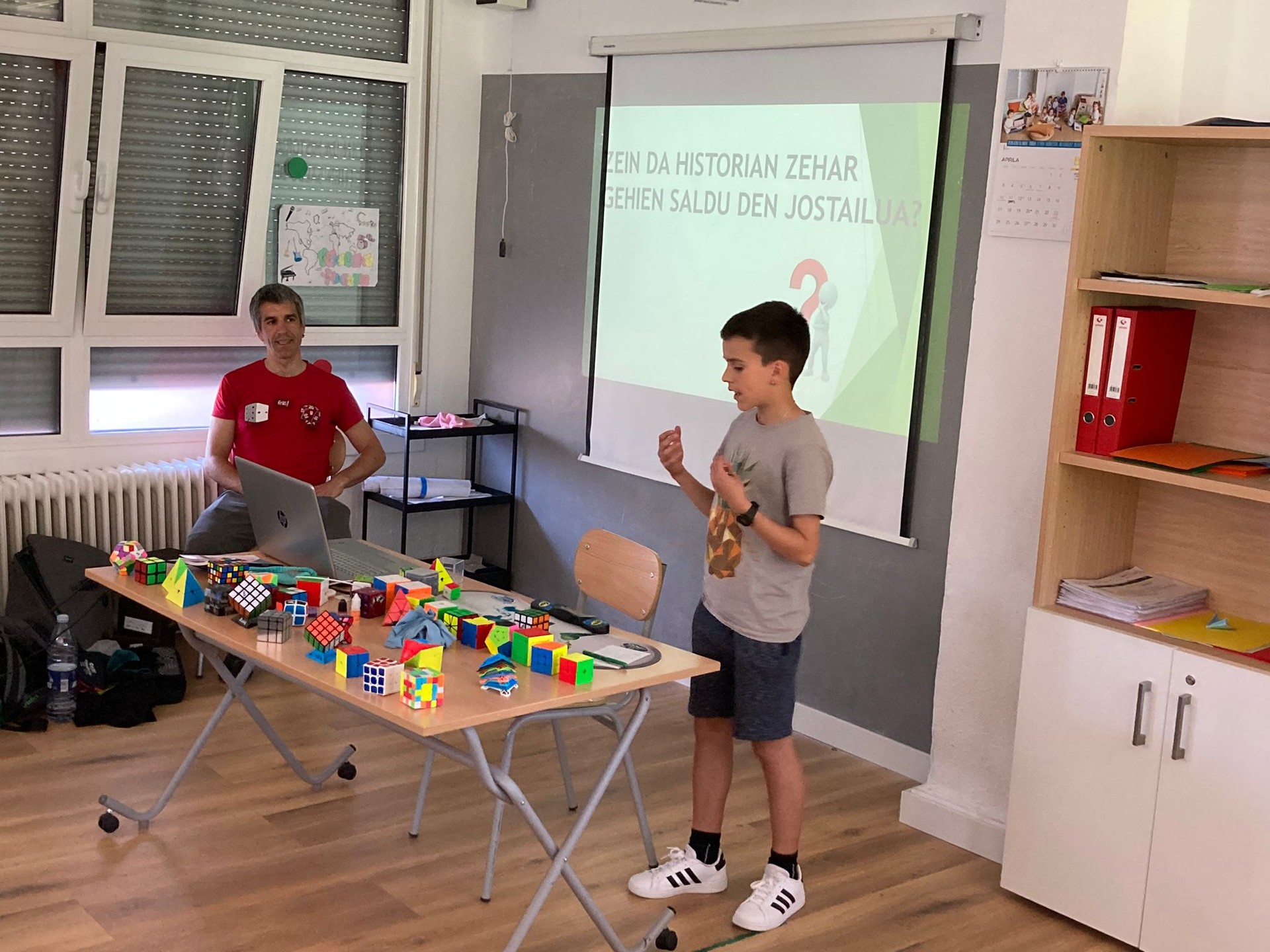 RUBIK KUBOAREN MUNDUA GERTUTIK EZAGUTUZ