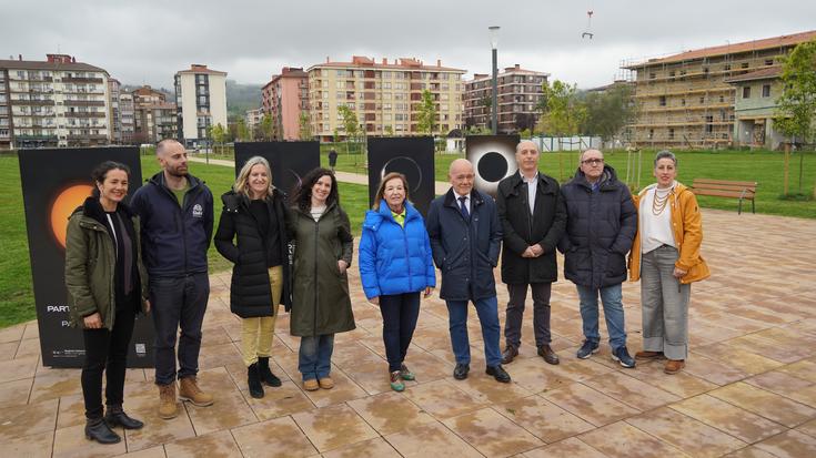 'Bi ilunabarren eguna' erakusketa zabaldu dute Amalur parkean