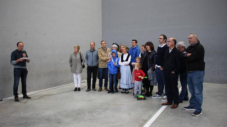 Xiriako Gurrutxagari eskainitako eskultura jarri dute Nuarbeko frontoian