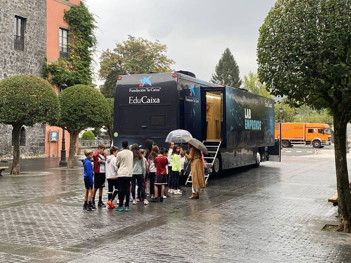 Ekintzailetza sustatzea asmo duen autobus interaktiboak Azkoitian egin du geldialdia