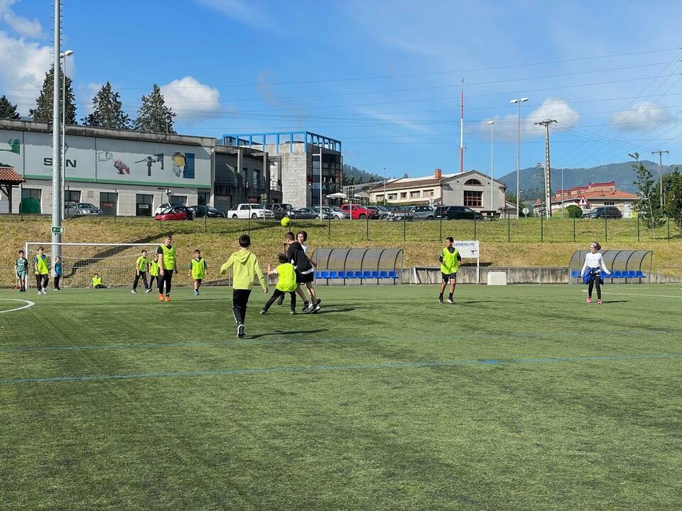 Futbolean eta tenisean arituko dira bihar Eskola Kirolekoak
