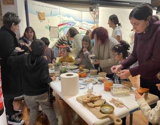 Sasoiko produktuekin egindako gosariaz gozatu dute Ekoetxean