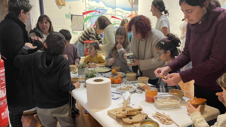 Sasoiko produktuekin egindako gosariaz gozatu dute Ekoetxean