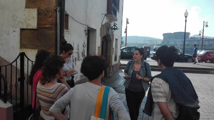 Emakumeek Zumaiako historian izandako garrantzia azpimarratu zuten atzoko bisita komentatuan