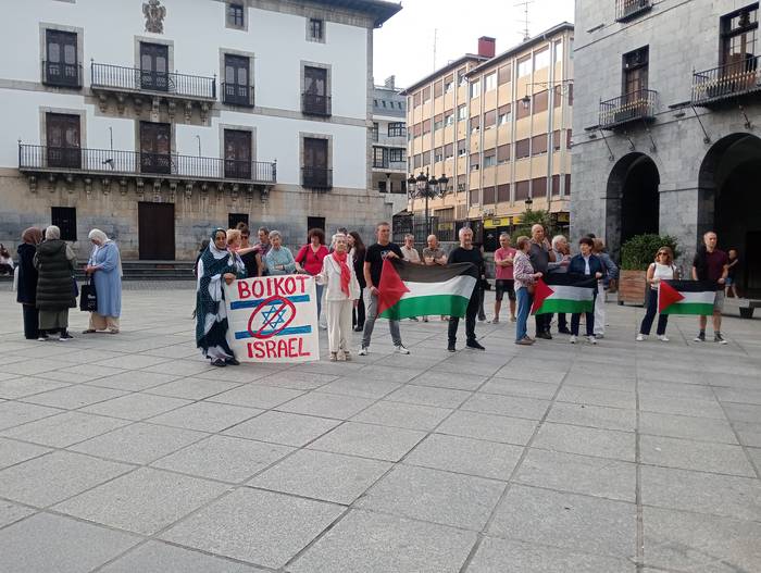 Palestinari elkartasuna adierazi diote dozenaka lagunek, plazan