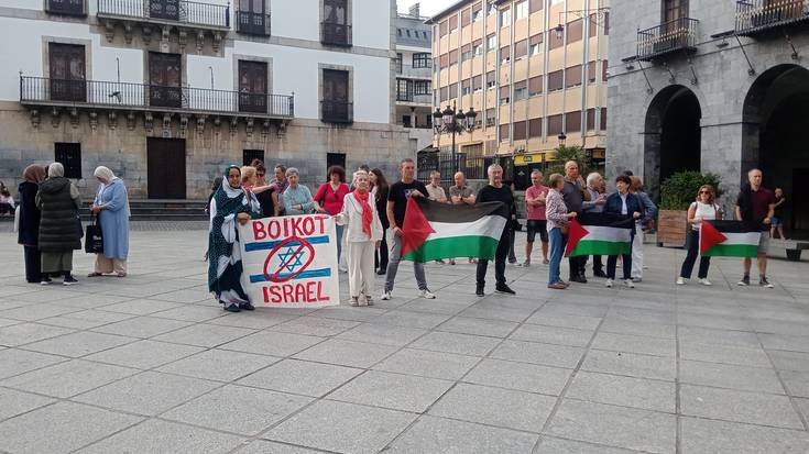 Palestinari elkartasuna adierazi diote dozenaka lagunek, plazan