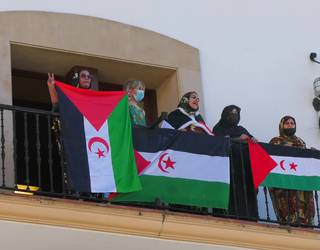 Saharako bandera eskegi dute Orioko udaletxeko balkoian