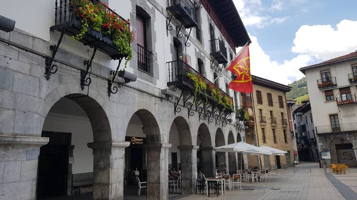 Nafarroako bandera jarri dute udaletxean, Albako Dukearen konkista oroitzeko