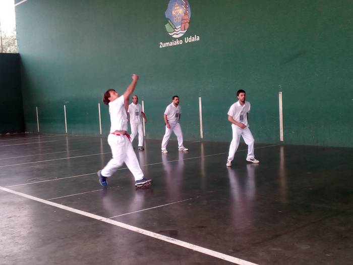 Etxabe-Azkune eta Antia-Alkorta bikoteek jokatuko dute esku pilota txapelketako finala