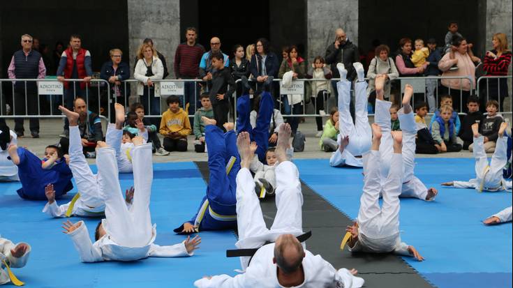 Kodaoreko judokek beraien abileziak erakutsi dituzte plazan