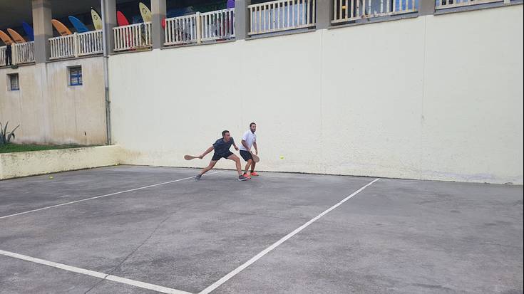 Gaur arratsaldean hasiko dituzte Itzurungo Pala Txapelketako final laurdenak