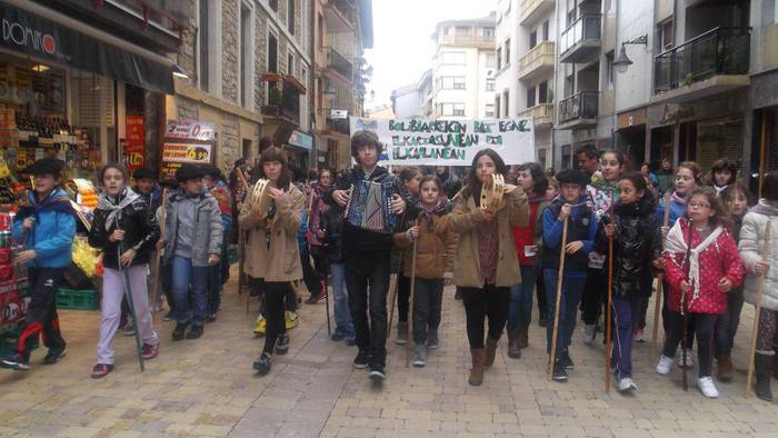Zarauzko Antoniano ikastetxeko ikasleek Boliviaren alde egin dute santa eskea