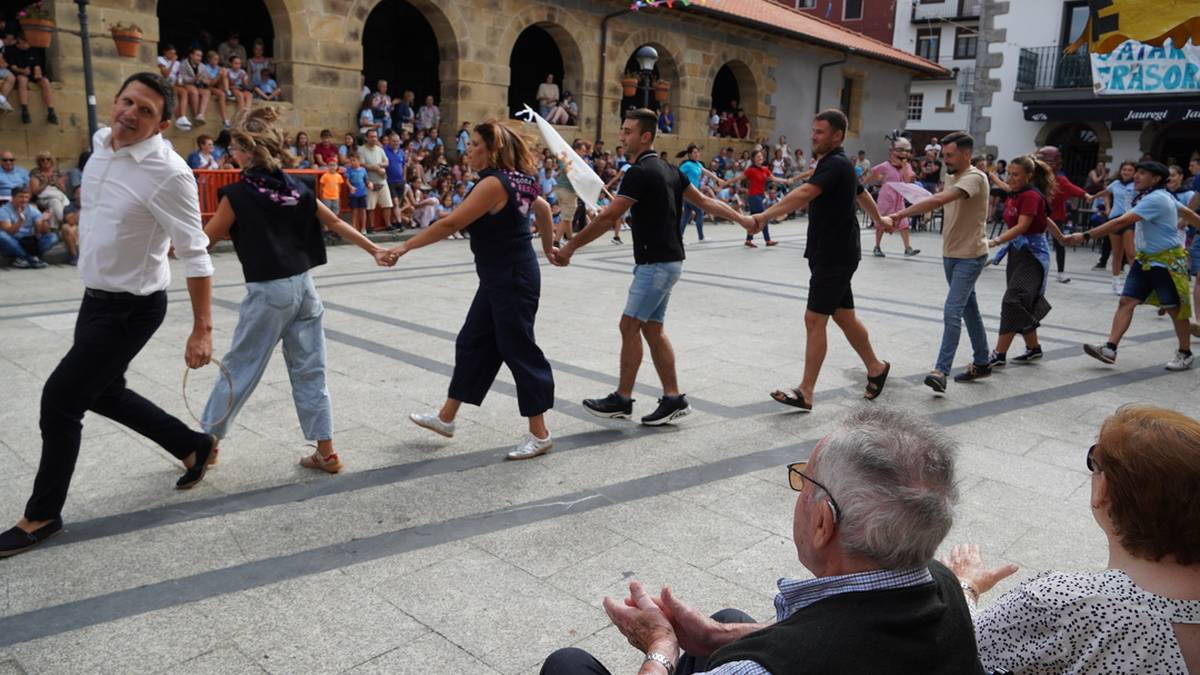 Gizarte arloan lan andana egindako herritarrak omenduz hasi dituzte San Donato eta San Lorentzo jaiak Aian