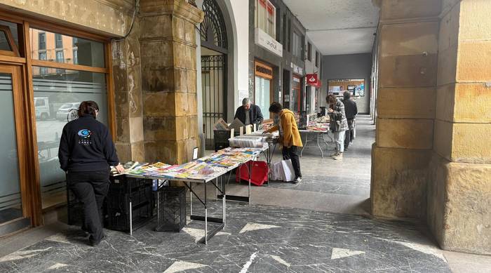 Berreskuratutako liburuen eta diskoen azoka, herriko plazan