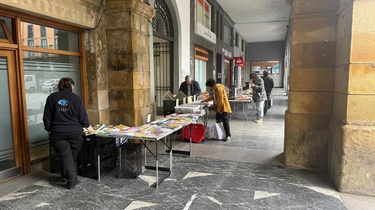 Berreskuratutako liburuen eta diskoen azoka, herriko plazan