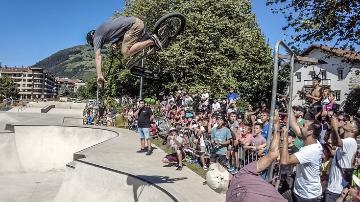 Kirolaz eta festaz gozatuz ospatu dute Izarraitz skate parkearen inaugurazioa