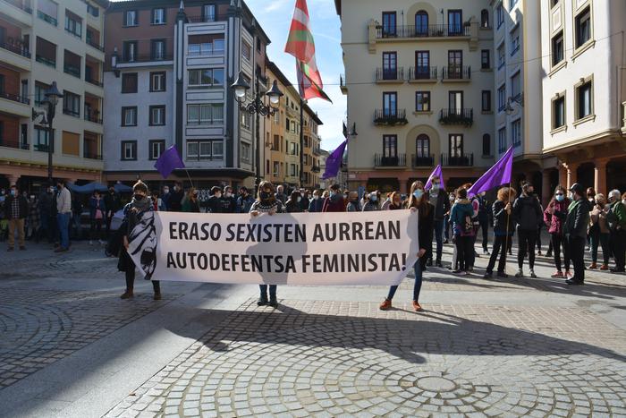 Zarauzko Bilgune Feministak asteburuko sexu erasoaren harira Zumaian egingo den protestarekin bat egitera deitu du