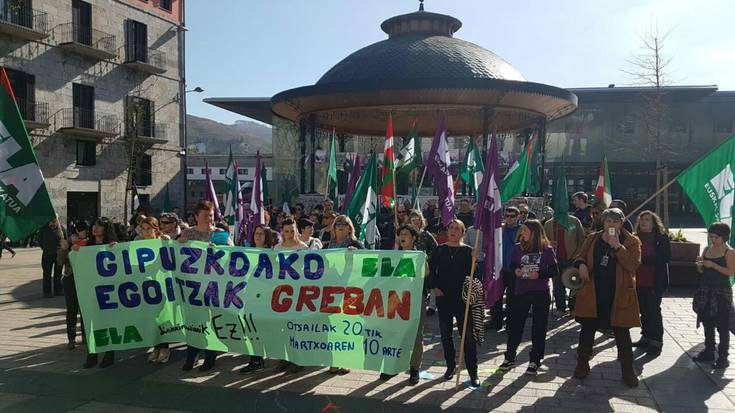 Urola Kostako adinekoen egoitzetako langileek protesta egin dute plazan, ELAk deituta