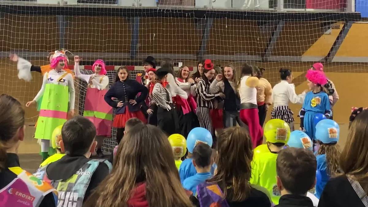 Mozorroz beteriko dantza ikuskizuna eskaini dute herritarrek kiroldegian