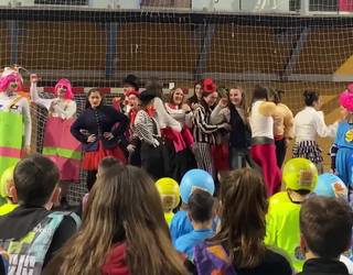 Mozorroz beteriko dantza ikuskizuna eskaini dute herritarrek kiroldegian