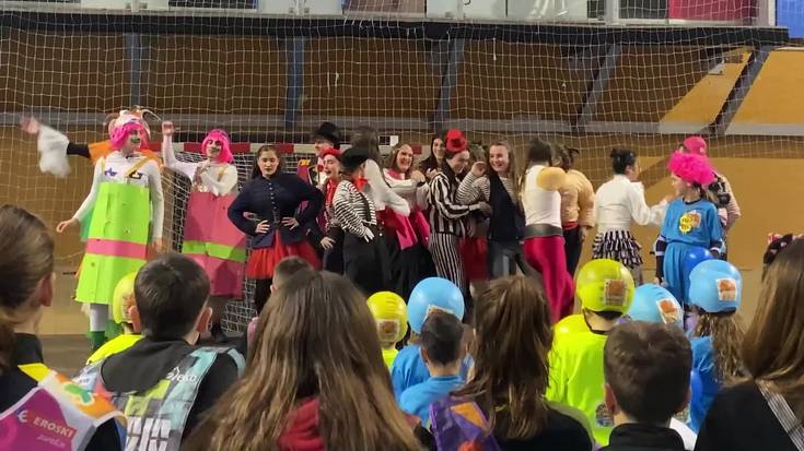 Mozorroz beteriko dantza ikuskizuna eskaini dute herritarrek kiroldegian