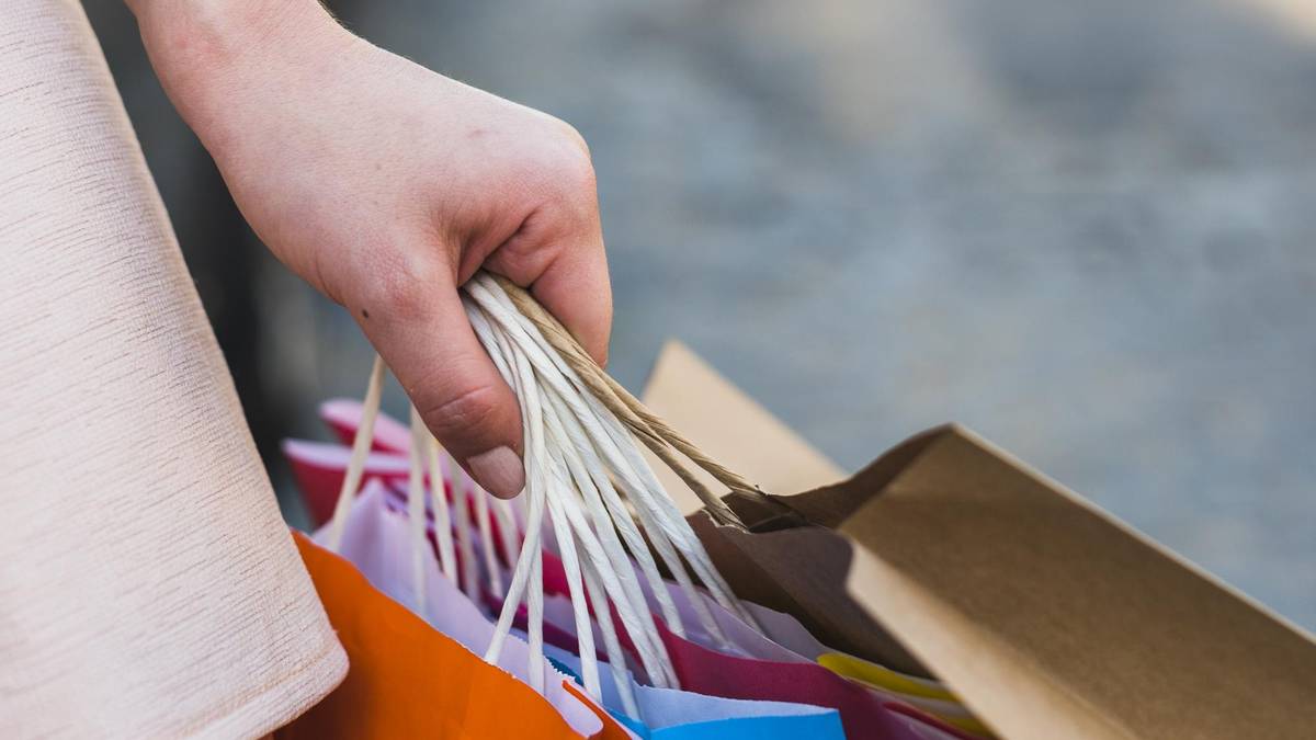 Herriko sei saltokitan erosketak egiten dituztenen artean bidaia bat zozkatuko du Herrixenek