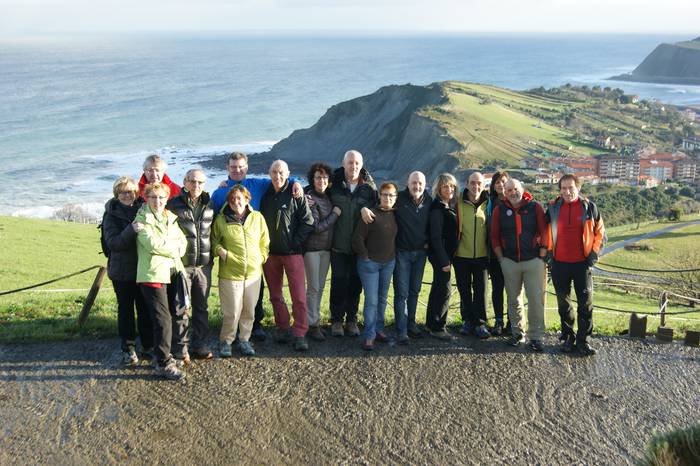 Juanito Oiarzabal eta Alberto Zerain mendizaleak Zumaian izan dira asteburuan, Flysch Trailak gonbidatuta
