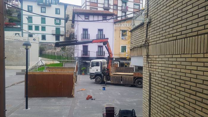 Hasi dira jaiotza jartzen Gurrutxaga plazan