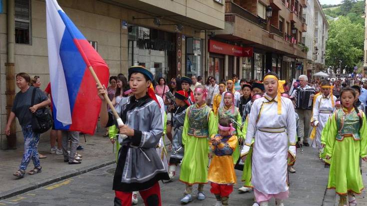 Munduko dantzak ikusteko aukera izan zen igandean Zumaian