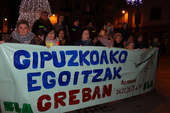 Adinekoen egoitzetako langileek elkarretaratzea egin dute gaur arratsaldean Zarautzen