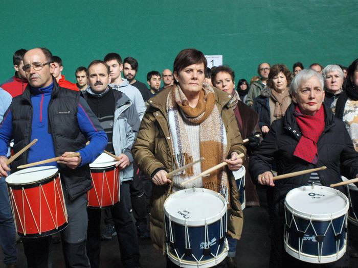 Dena prest, danborraren bueltako lau eguneko festei hasiera emateko