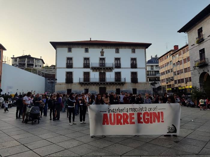 Zarauzko hilketa matxista salatu dute hainbat herritarrek